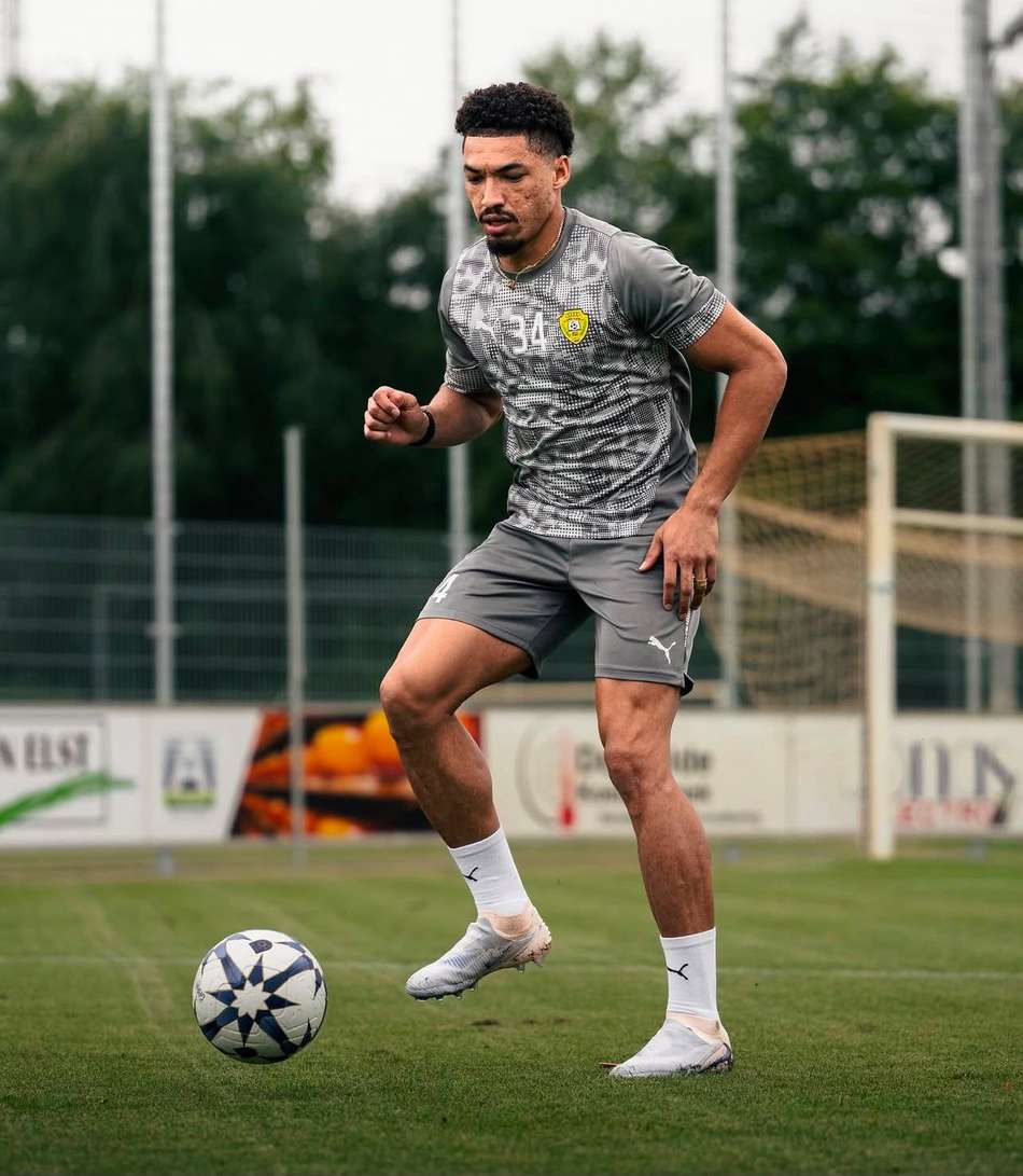 Adryelson fazendo movimento para dominar uma bola