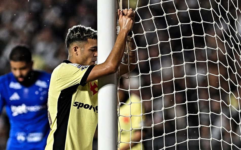 Adson lamentando gol perdido em Vasco e Cruzeiro pelo Campeonato Brasileiro