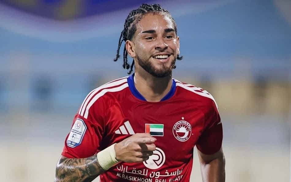 Agner apontando para frente e correndo