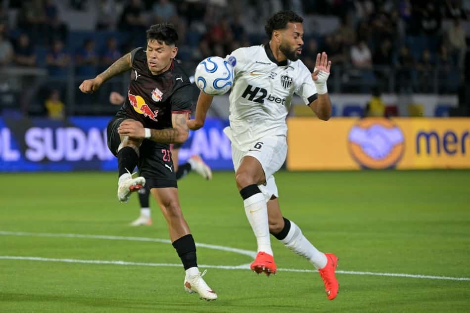 Agustin Santana e Renan Lodi em Atlético x Bragantino (Foto: NELSON ALMEIDA / AFP)