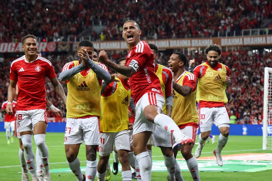 Alan Patrick celebra o segundo gol do Inter sobre o Corinthians