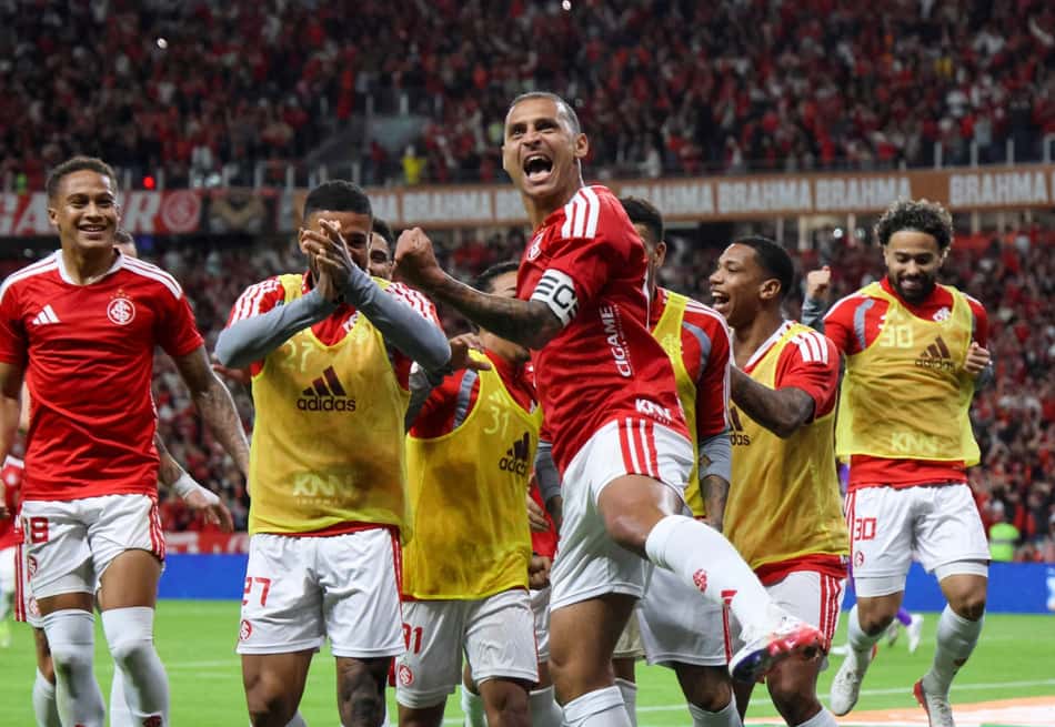 Alan Patrick celebra o segundo gol do Inter sobre o Corinthians