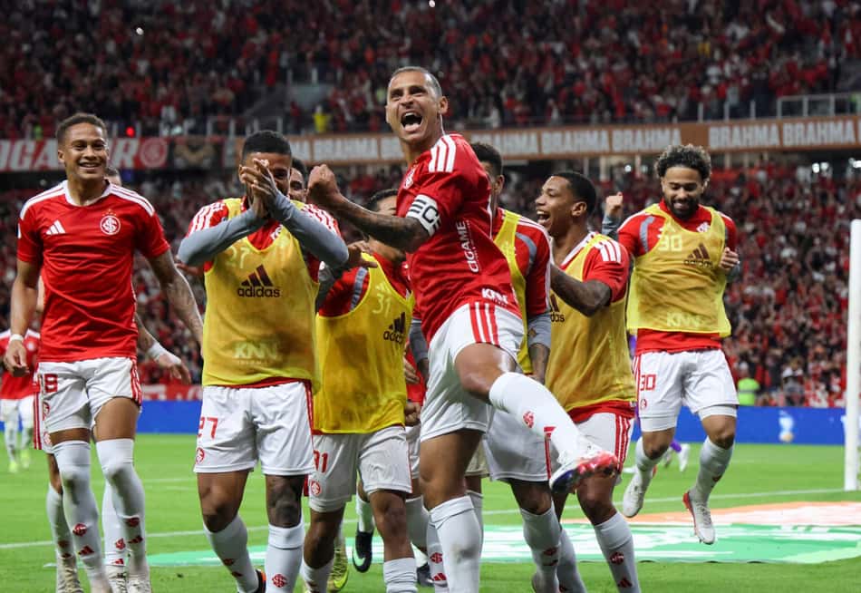 Alan Patrick celebra o segundo gol do Inter sobre o Corinthians