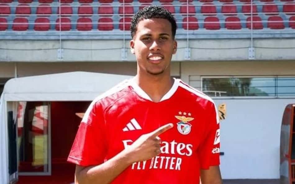 Alan Santos, ex-Flamengo, com a camisa do Benfica