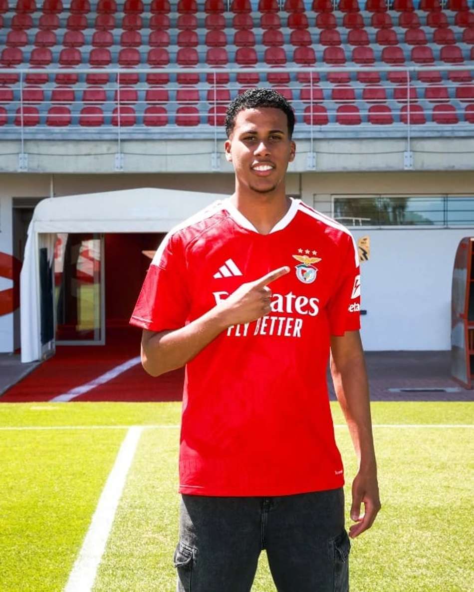 Alan Santos, ex-Flamengo, com a camisa do Benfica