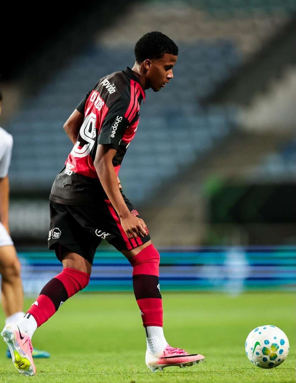 Alan Santos em ação pelo Flamengo