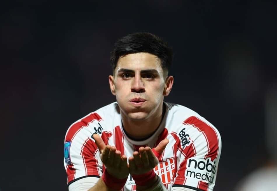 Alex Luna celebra gol da vitória do Instituto de Córdoba em jogo do Campeonato Argentino