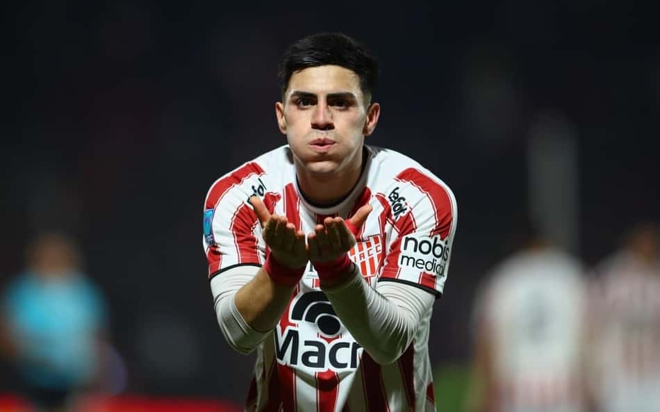 Alex Luna celebra gol da vitória do Instituto de Córdoba em jogo do Campeonato Argentino