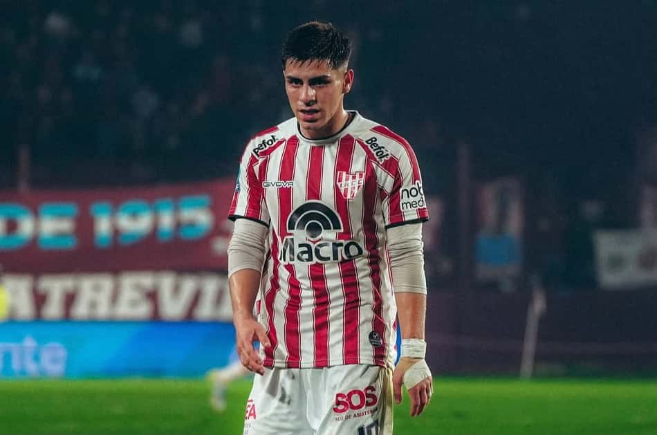 Alex Luna concentrado durante jogo do Instituto Córdoba