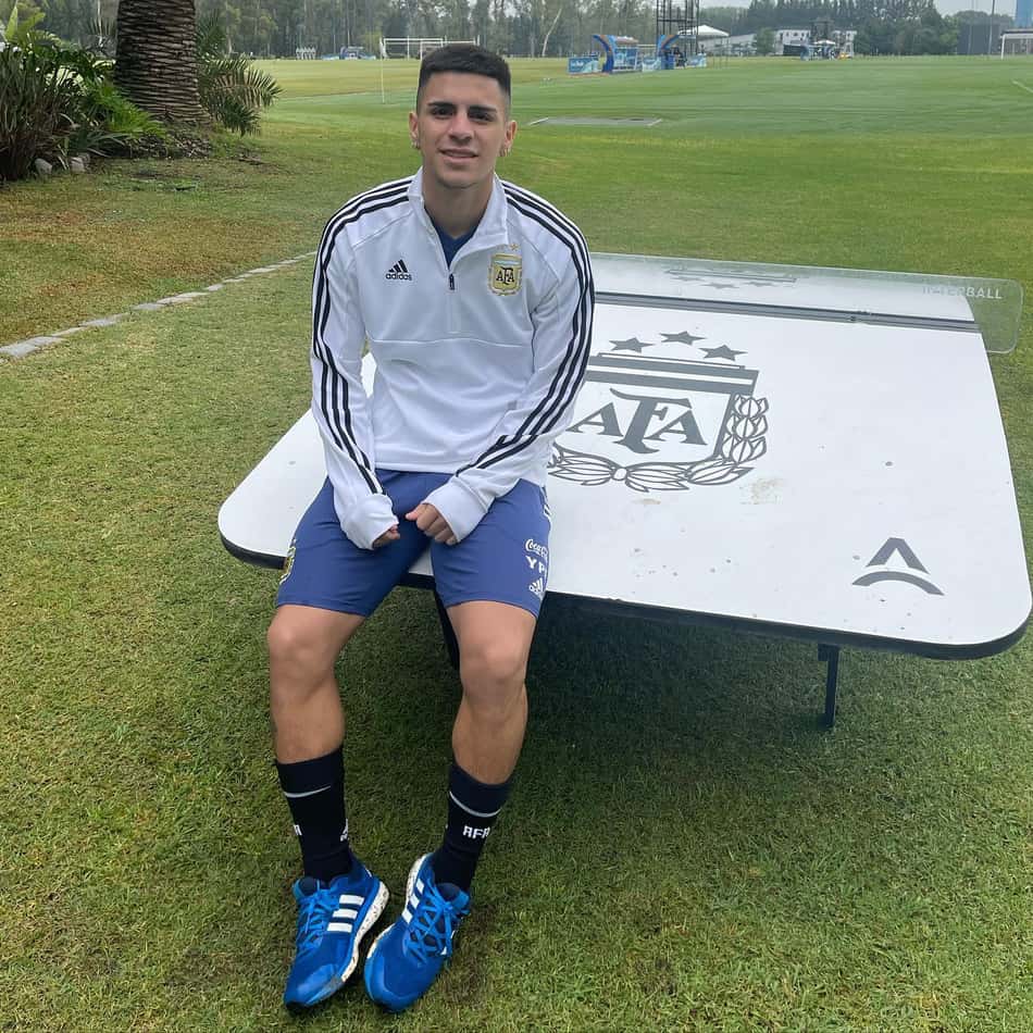 Alex Luna posa com escudo da AFA durante compromisso com a seleção argentina de base