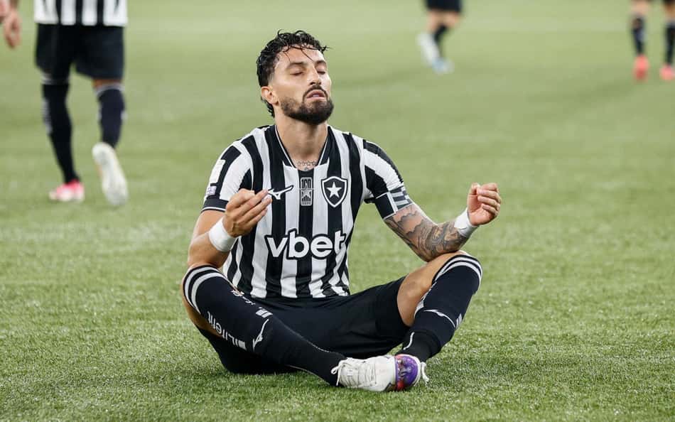 Alex Telles comemora gol em Botafogo x Fluminense