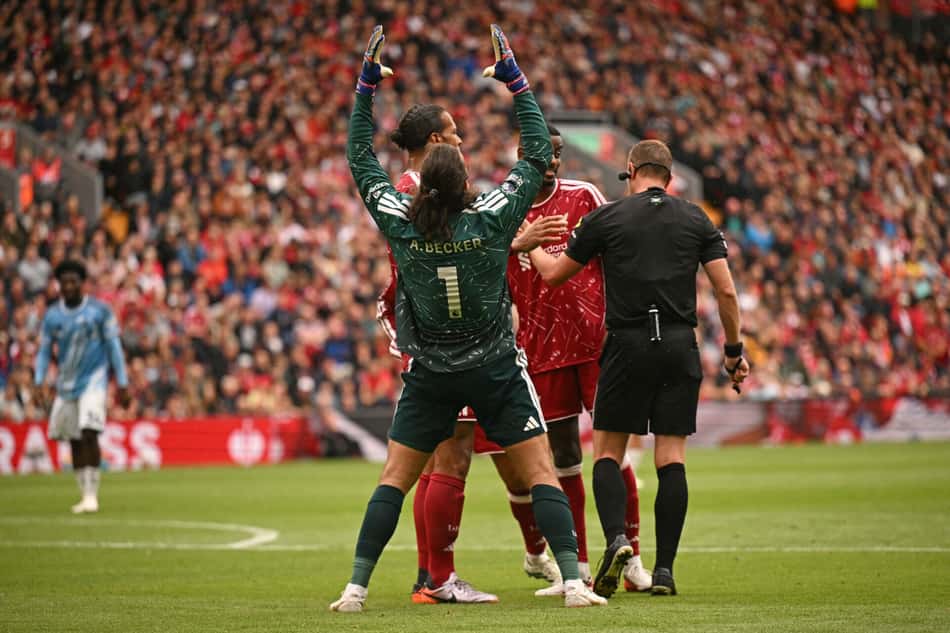 Alisson reclama sobre pênalti polêmico marcado em Liverpool x Nottingham Forest