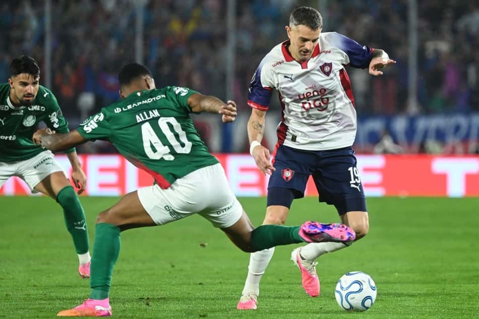 Allan, do Palmeiras, e Vegetti, do Cerro Porteño disputando bola em partida válida pelo jogo de volta da Libertadores 