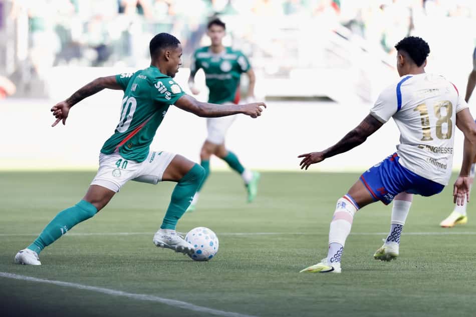 Allan tenta se livrar da marcação de Gabriel Fuentes no duelo entre Palmeiras e Fortaleza pela Copa Do Brasil