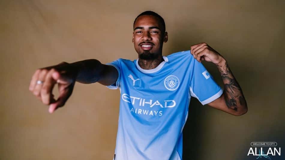 Allan veste a camisa do Manchester City