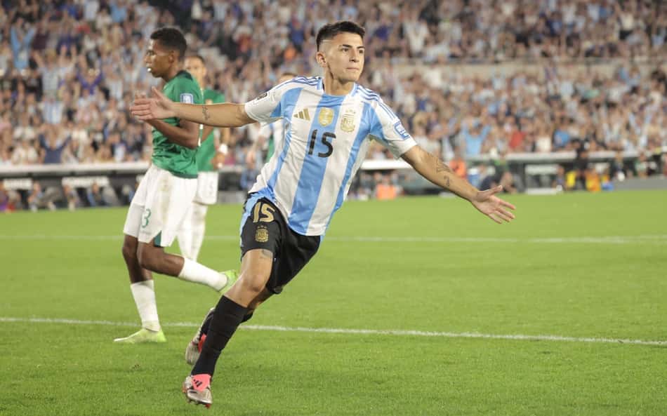 Almada comemora gol pela seleção argentina