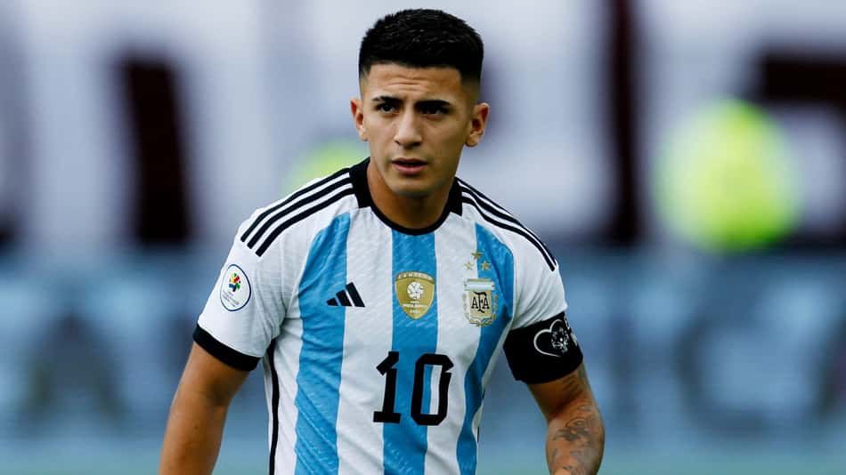 Almada com a camisa da seleção argentina