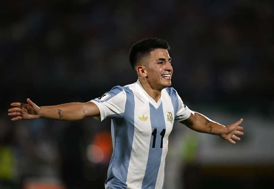 Thiago Almada comemora em Uruguai x Argentina. (foto: Eitan ABRAMOVICH / AFP)