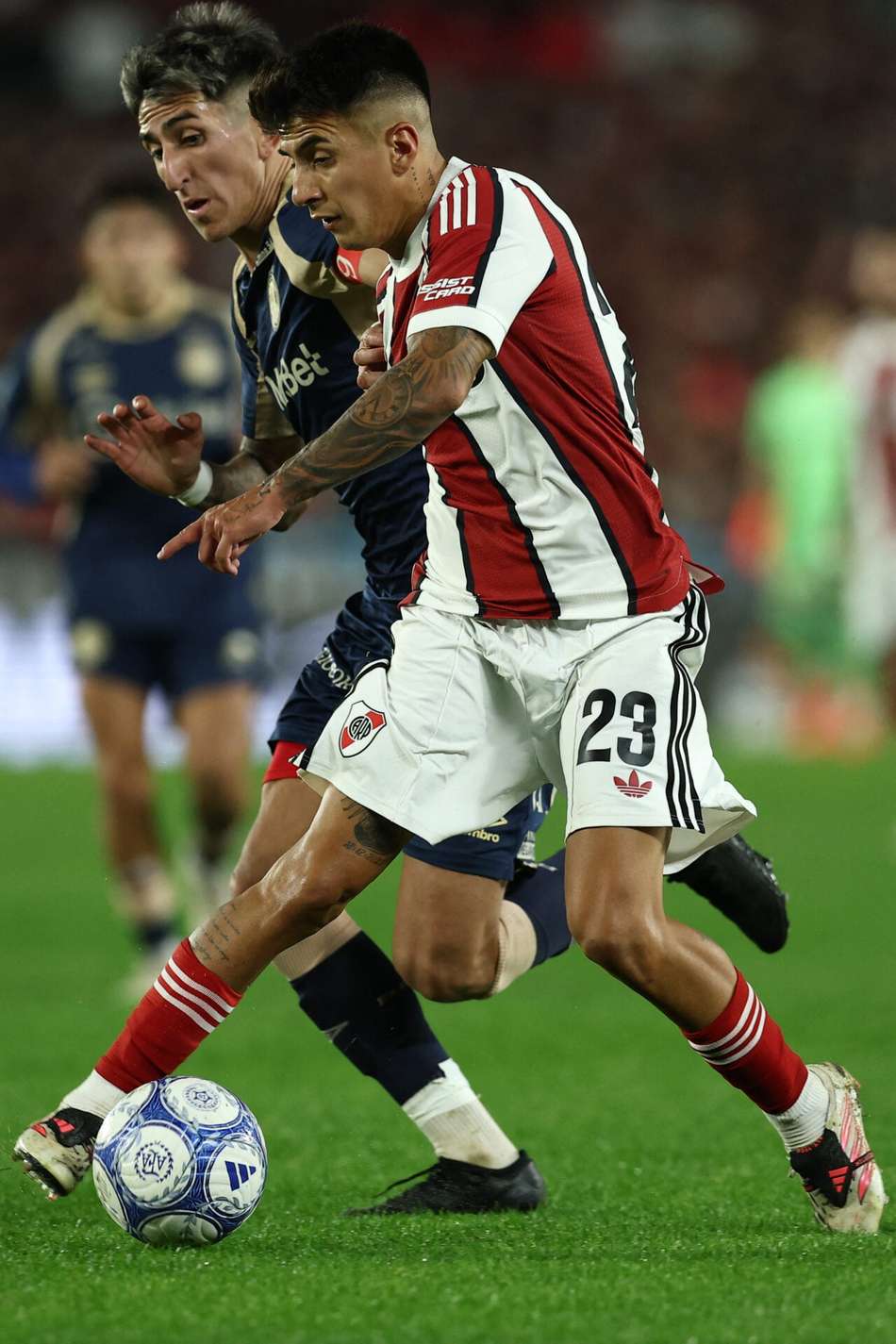 Almada na partida do River Plate contra o Argentino Jrs