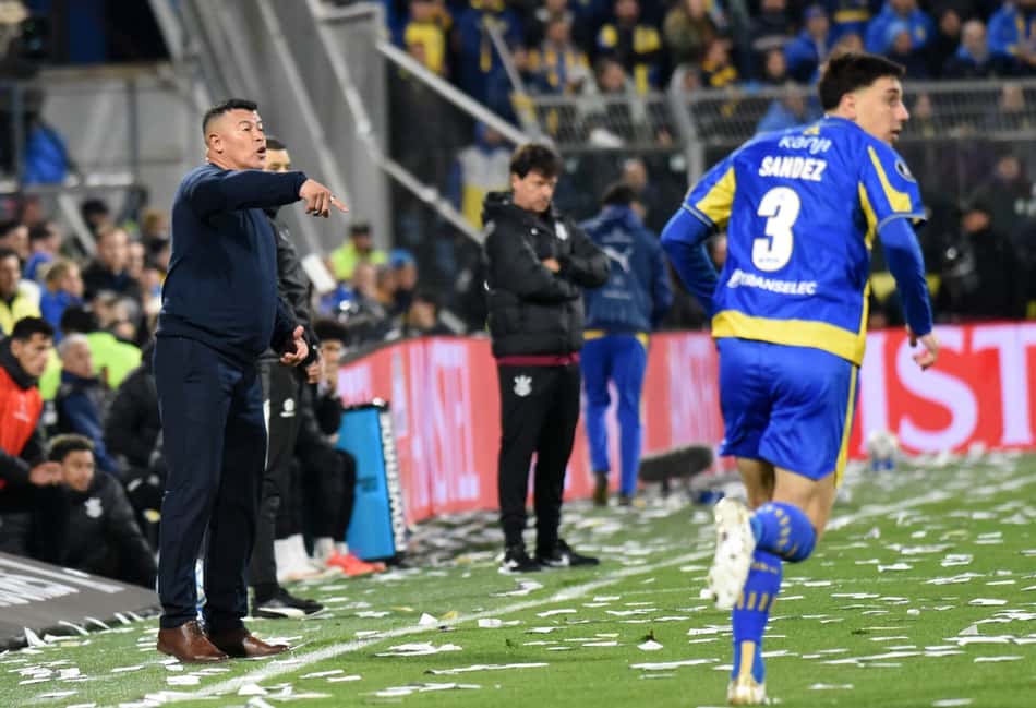 Jorge Almirón orienta Rosario Central no confronto contra o Corinthians pela Libertadores