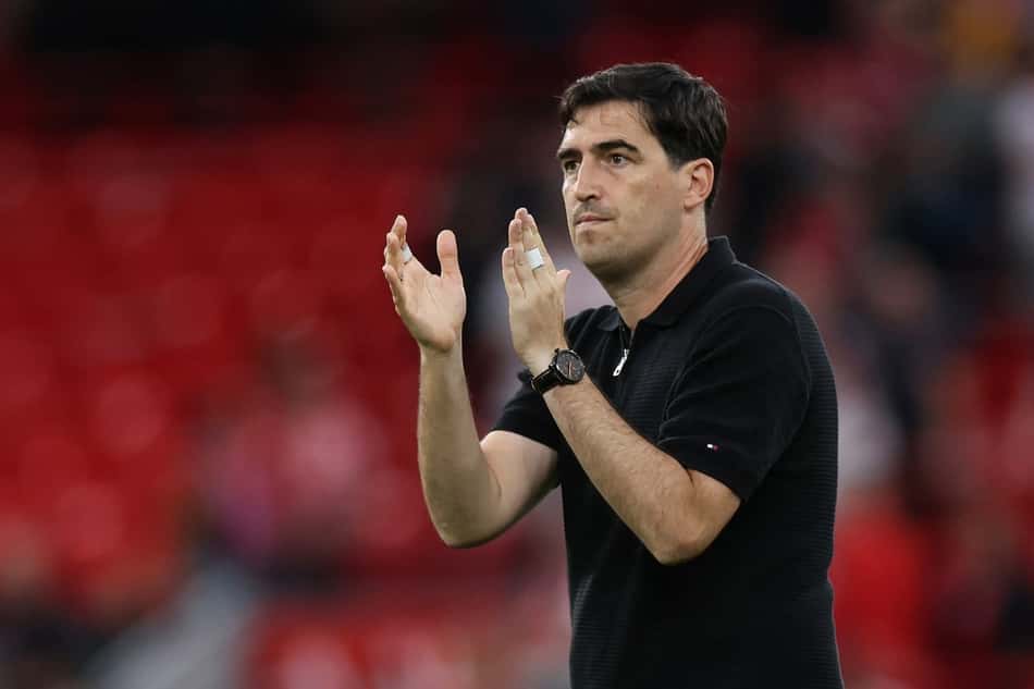 Andoni Iraola aplaude jogadores do Liverpool durante amistoso de pré-temporada