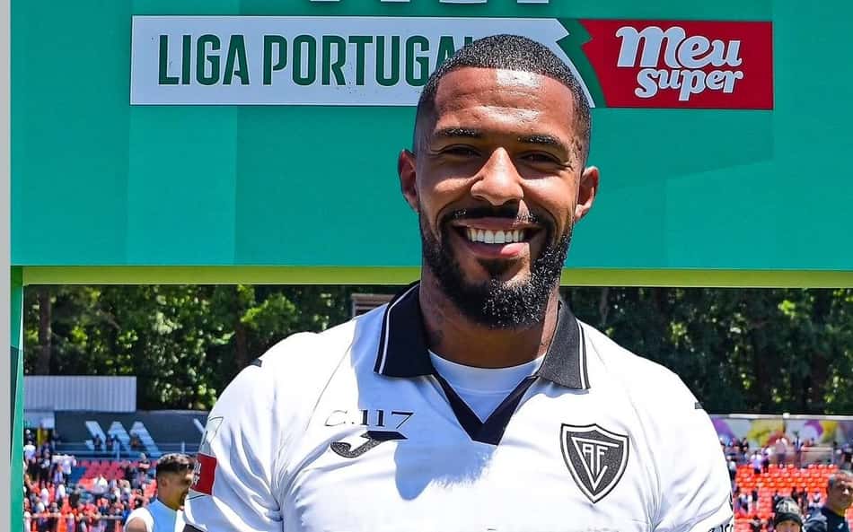 André Clóvis segurando troféu de artilheiro da Liga Portugal 2