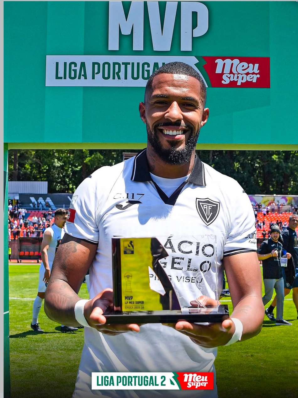 André Clóvis segurando troféu de artilheiro da Liga Portugal 2
