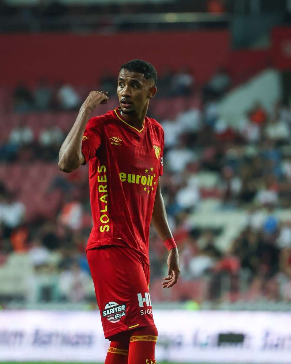 André Henrique apontando para si mesmo