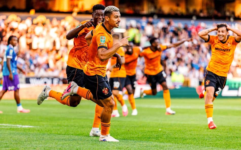 André comemora gol marcado pelo Wolverhampton contra o Port Vale, pela Copa da Liga Inglesa