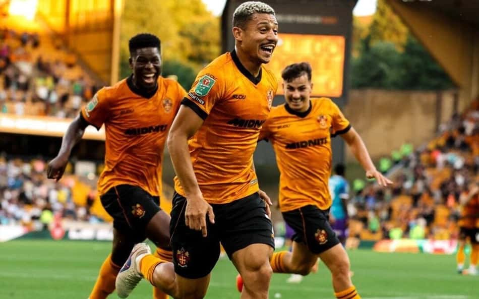 André comemora gol marcado pelo Wolverhampton sobre o Port Vale, pela Copa da Liga Inglesa