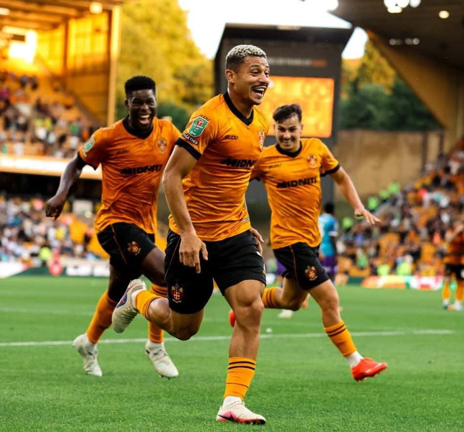 André comemora gol marcado pelo Wolverhampton sobre o Port Vale, pela Copa da Liga Inglesa