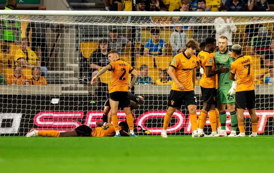 André e companheiros do Wolverhampton celebra defesa de pênalti de Dan Bentley
