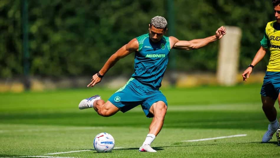 André em ação no treino do Wolverhampton de olho na estreia da Championship