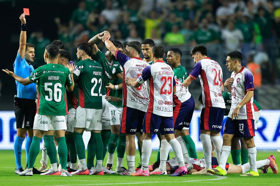 Andreas Pereira sendo expulso no duelo entre Palmeiras e Cerro Porteño
