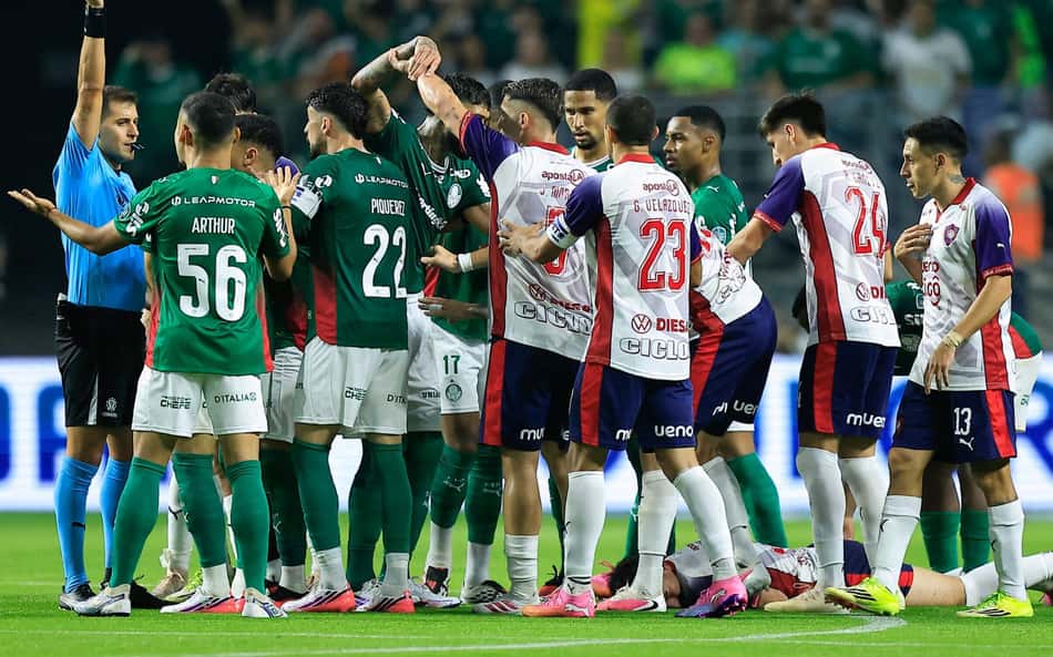 Andreas Pereira sendo expulso no duelo entre Palmeiras e Cerro Porteño