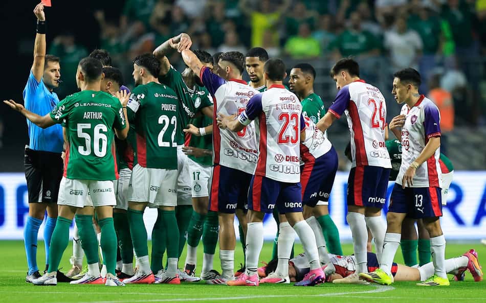 Andreas Pereira sendo expulso no duelo entre Palmeiras e Cerro Porteño