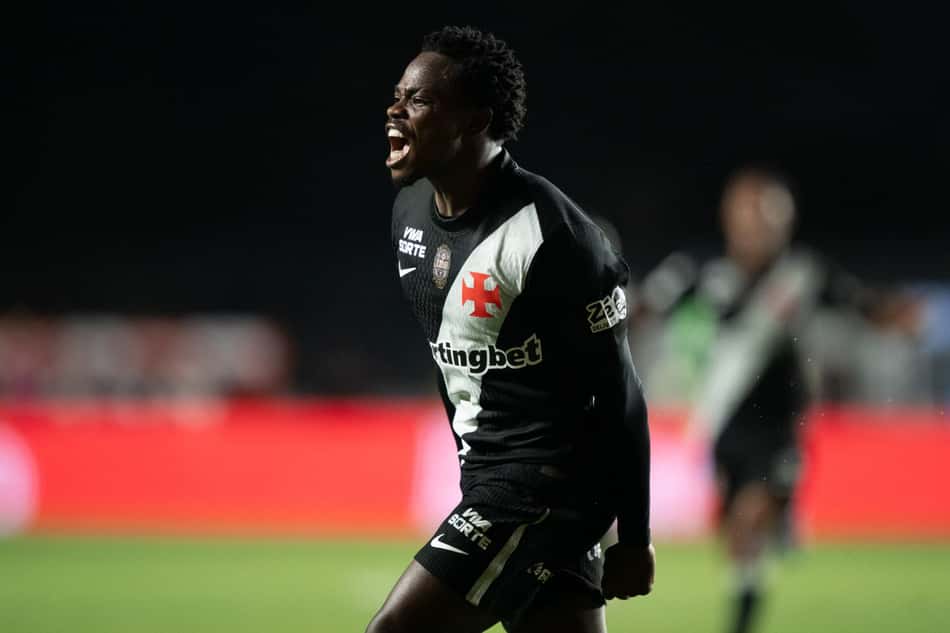 Andrés Gómez vibra com gol salvador para o Vasco diante do Vitória na Copa do Brasil