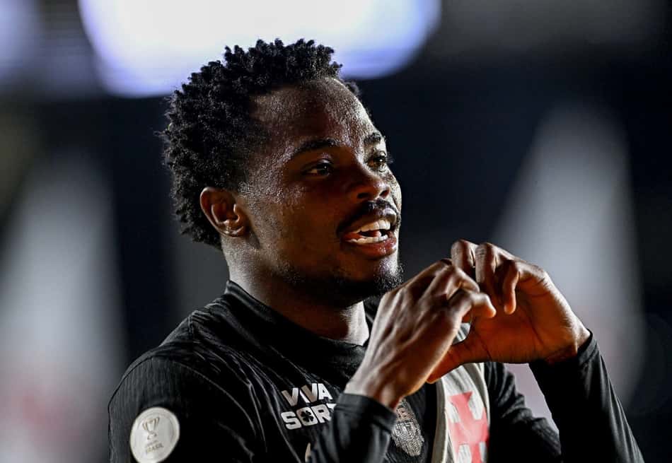 Andrés Gómez, do Vasco, comemora seu gol contra o Vitória pela Copa do Brasil