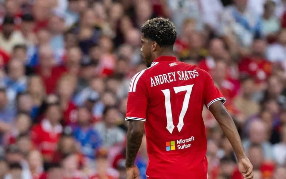 Andrey Santos em ação na pré-temporada no Manchester United