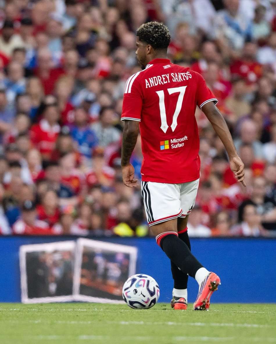 Andrey Santos em ação na pré-temporada no Manchester United