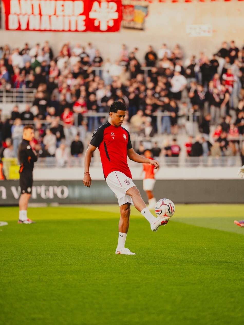 Anthony Valencia fazendo embaixadinha em treino pré jogo