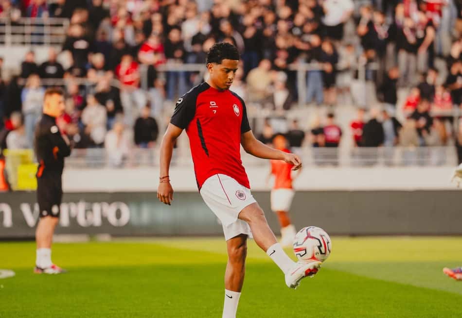 Anthony Valencia fazendo embaixadinha em treino pré jogo