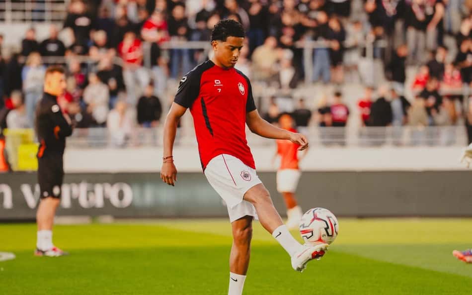 Anthony Valencia fazendo embaixadinha em treino pré jogo