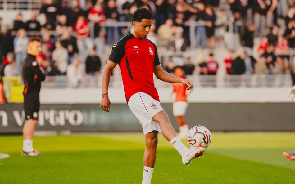 Anthony Valencia fazendo embaixadinha em treino pré jogo