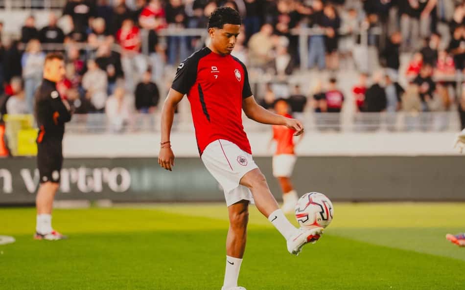 Anthony Valencia fazendo embaixadinha em treino pré jogo