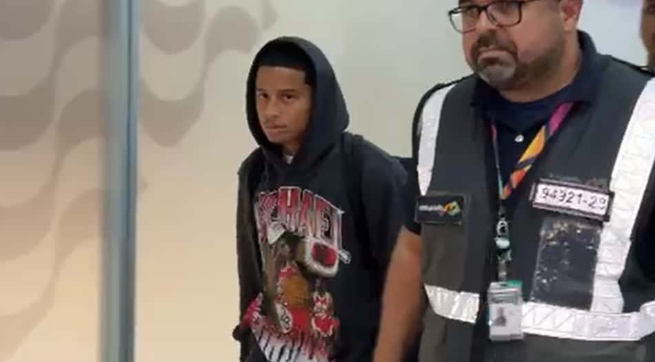 Anthony Valencia chega ao Rio para assinar com o Flamengo