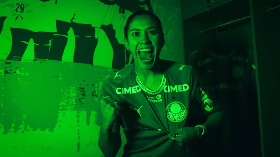 Antonia vibrando com camisa do Palmeiras em imagem com a cor verde