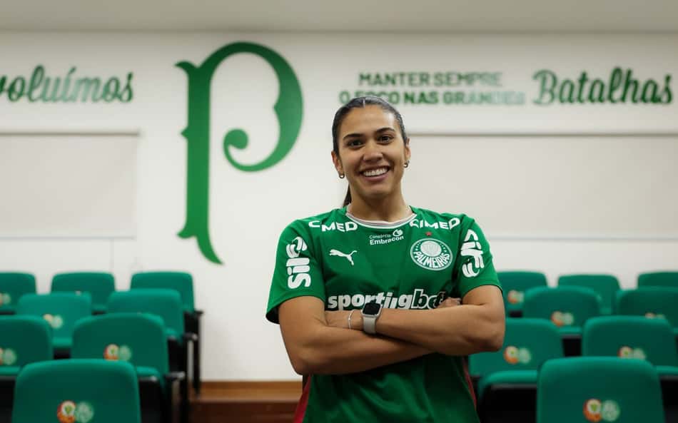 Antonia em anuncio do Palmeiras de braços cruzados