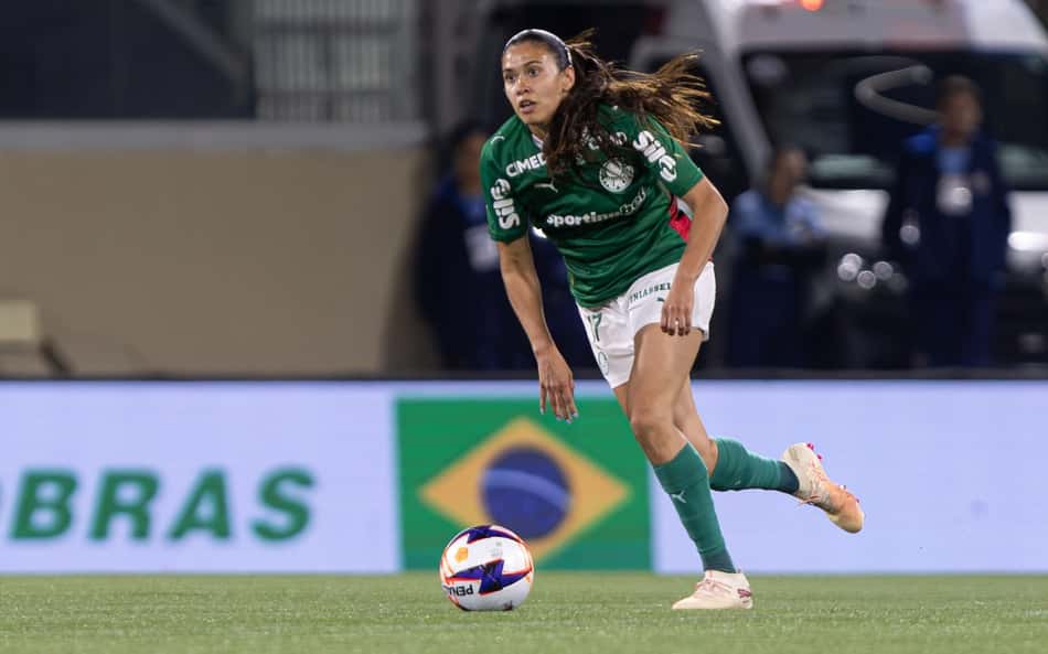 Antonia correndo com a bola à sua frente ao seu lado na imagem