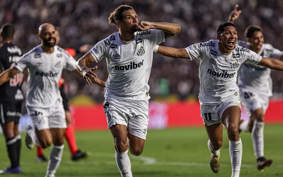 Arão comemorando segundo gol do Santos na partida pelo Campeonato Brasileiro